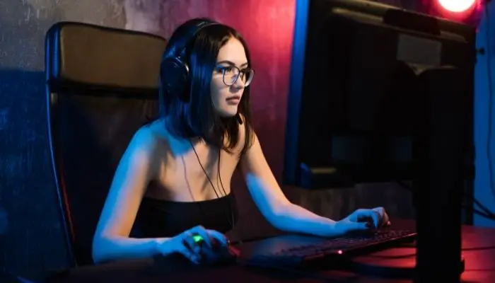 A woman using a gaming PC to run Photoshop